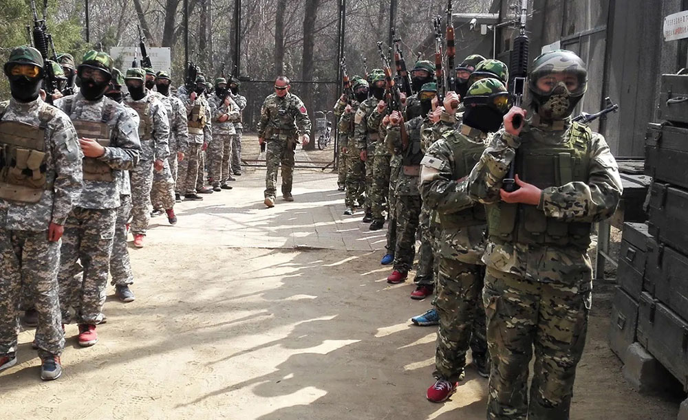 نشاط بناء الفريق: "معركة الكرة والدبابيس" نشاط بناء الفريق: "معركة الكرة والدبابيس"