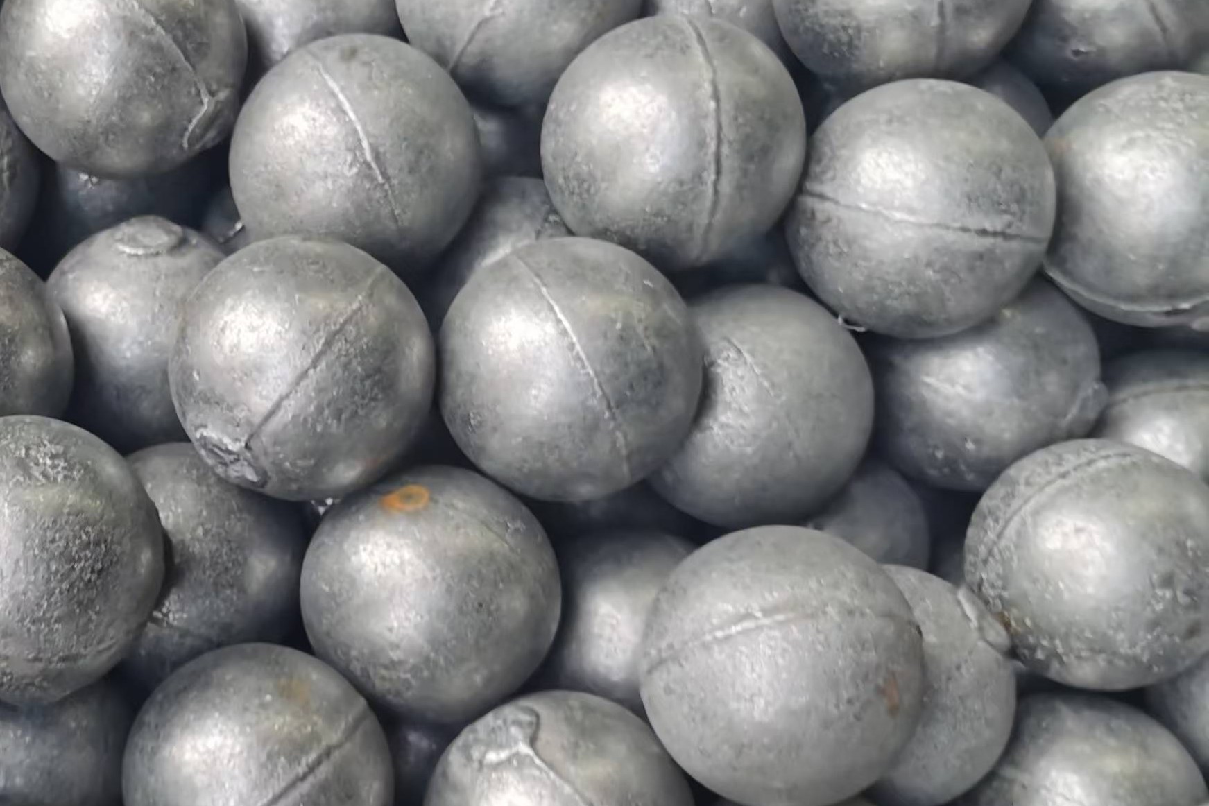 Bola de molienda fundida con alto y súper alto contenido de cromo