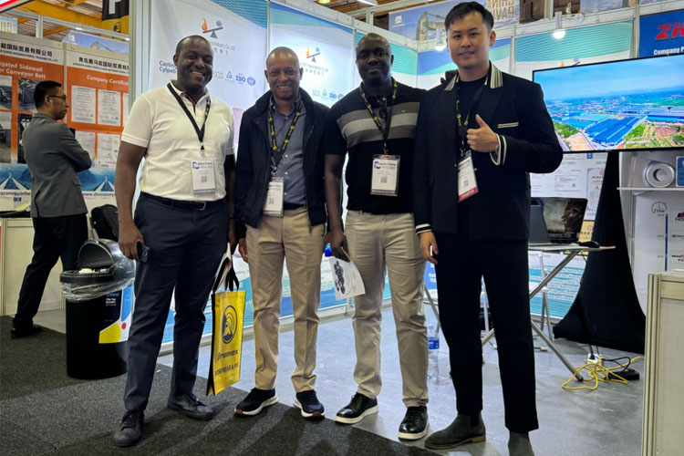 Foto de grupo con clientes