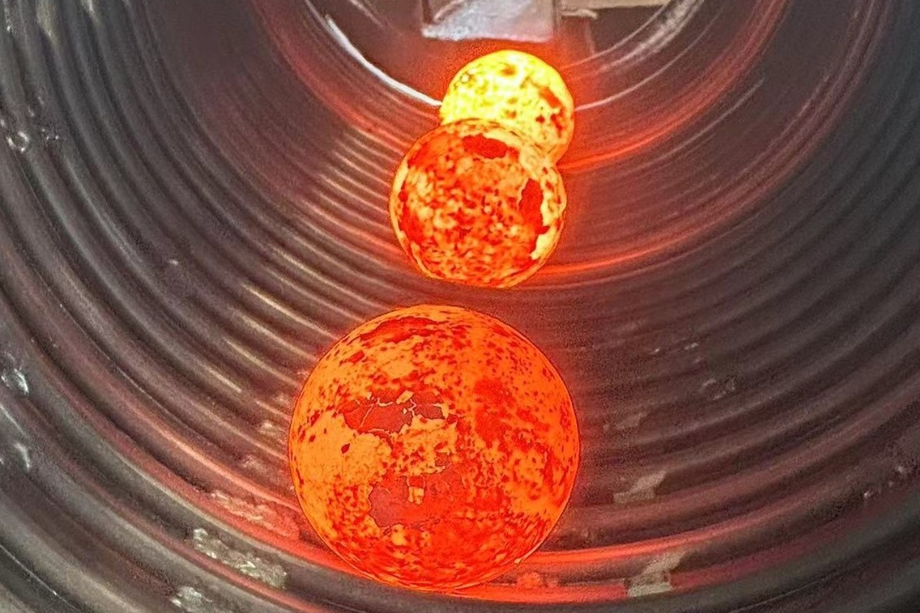 Горячий свернутый мяч