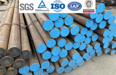 Molienda de varillas de acero de diferentes longitudes y diámetros.